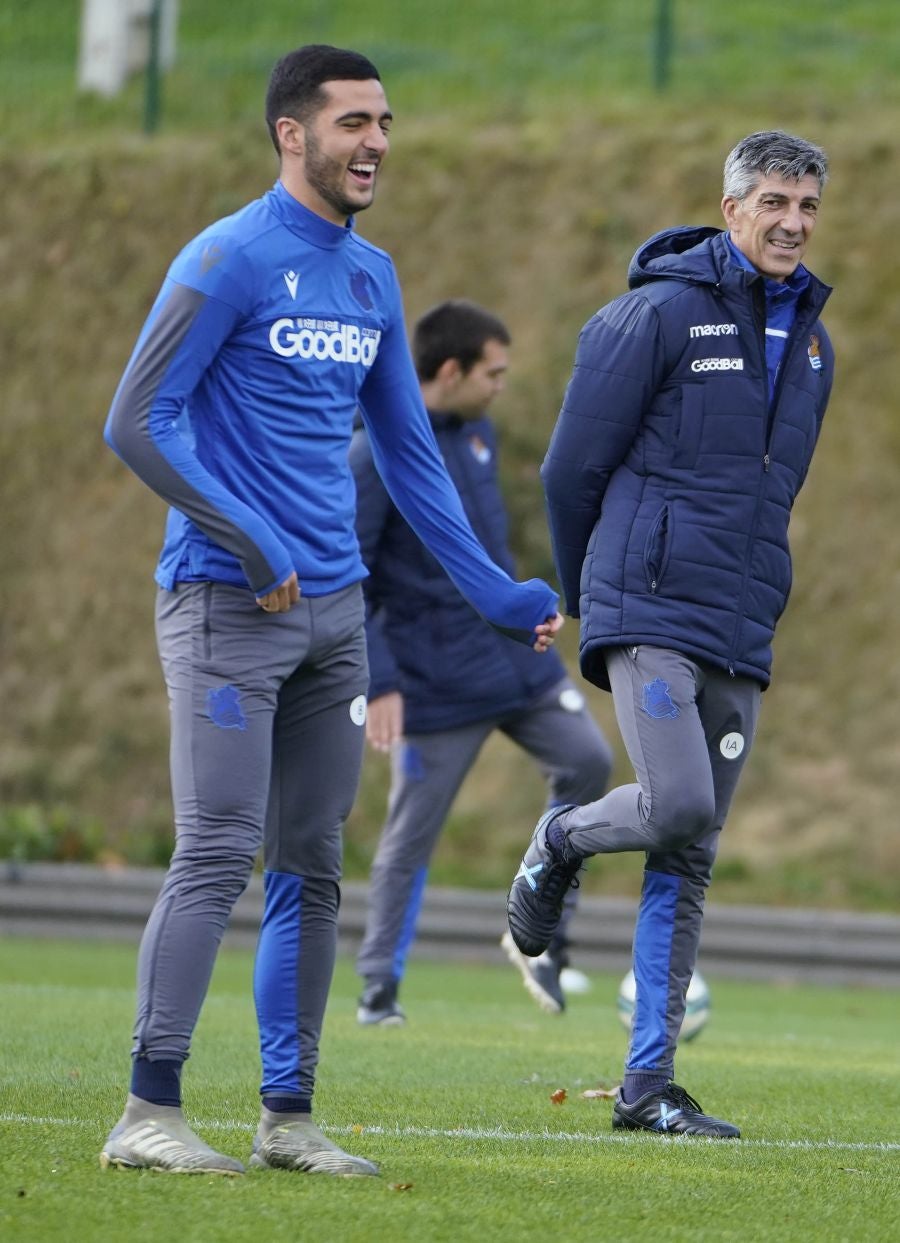 Los jugadores de la Real Sociedad se ejercitan en Zubieta horas antes de viajar a Madrid