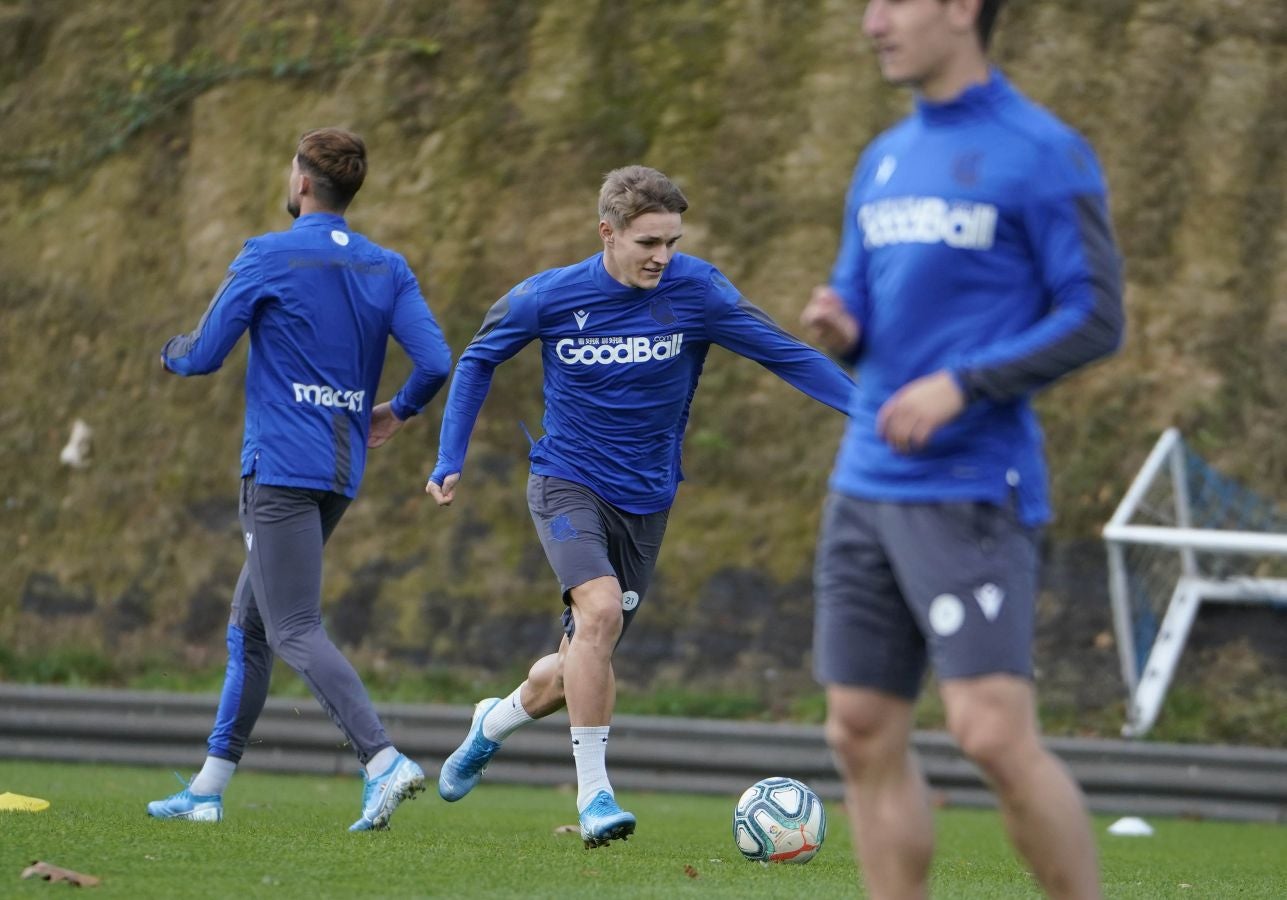 Los jugadores de la Real Sociedad se ejercitan en Zubieta horas antes de viajar a Madrid