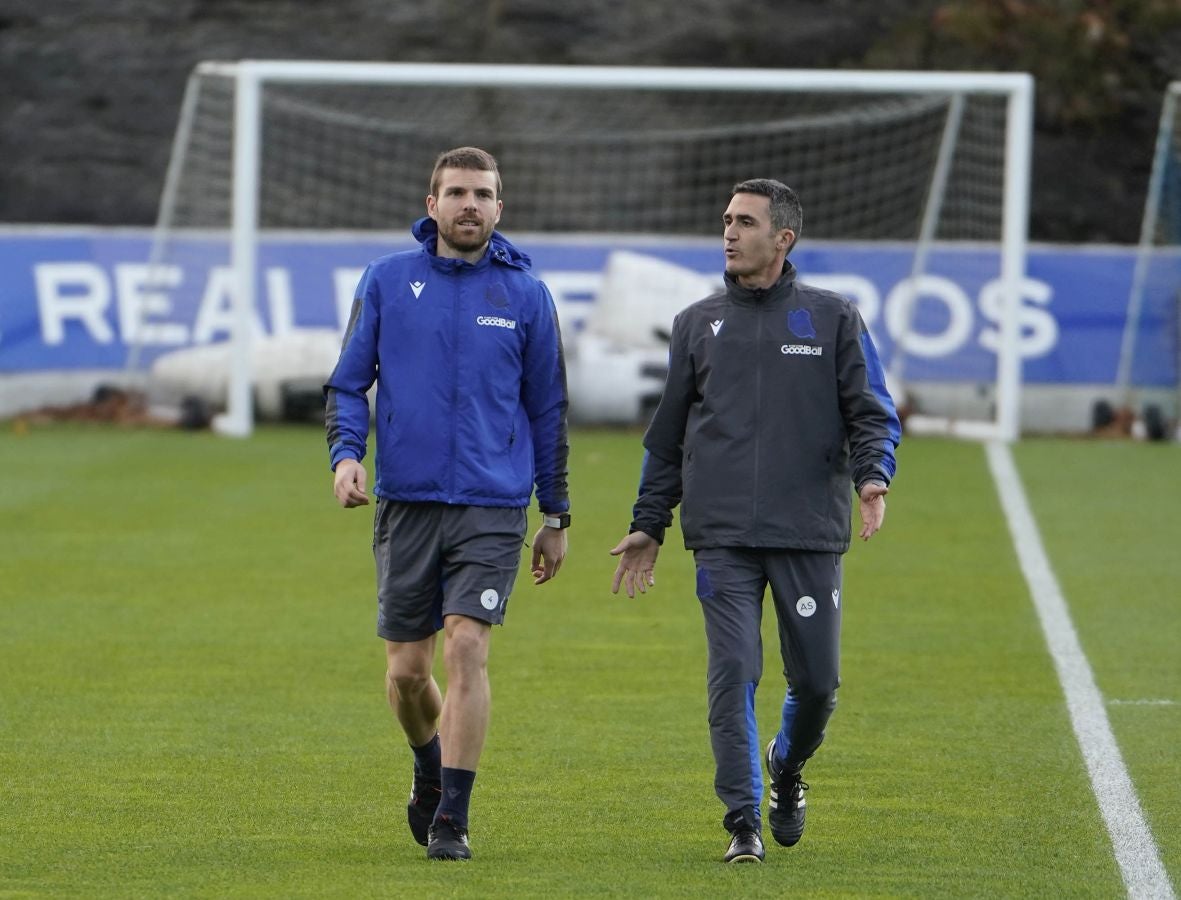 Los jugadores de la Real Sociedad se ejercitan en Zubieta horas antes de viajar a Madrid