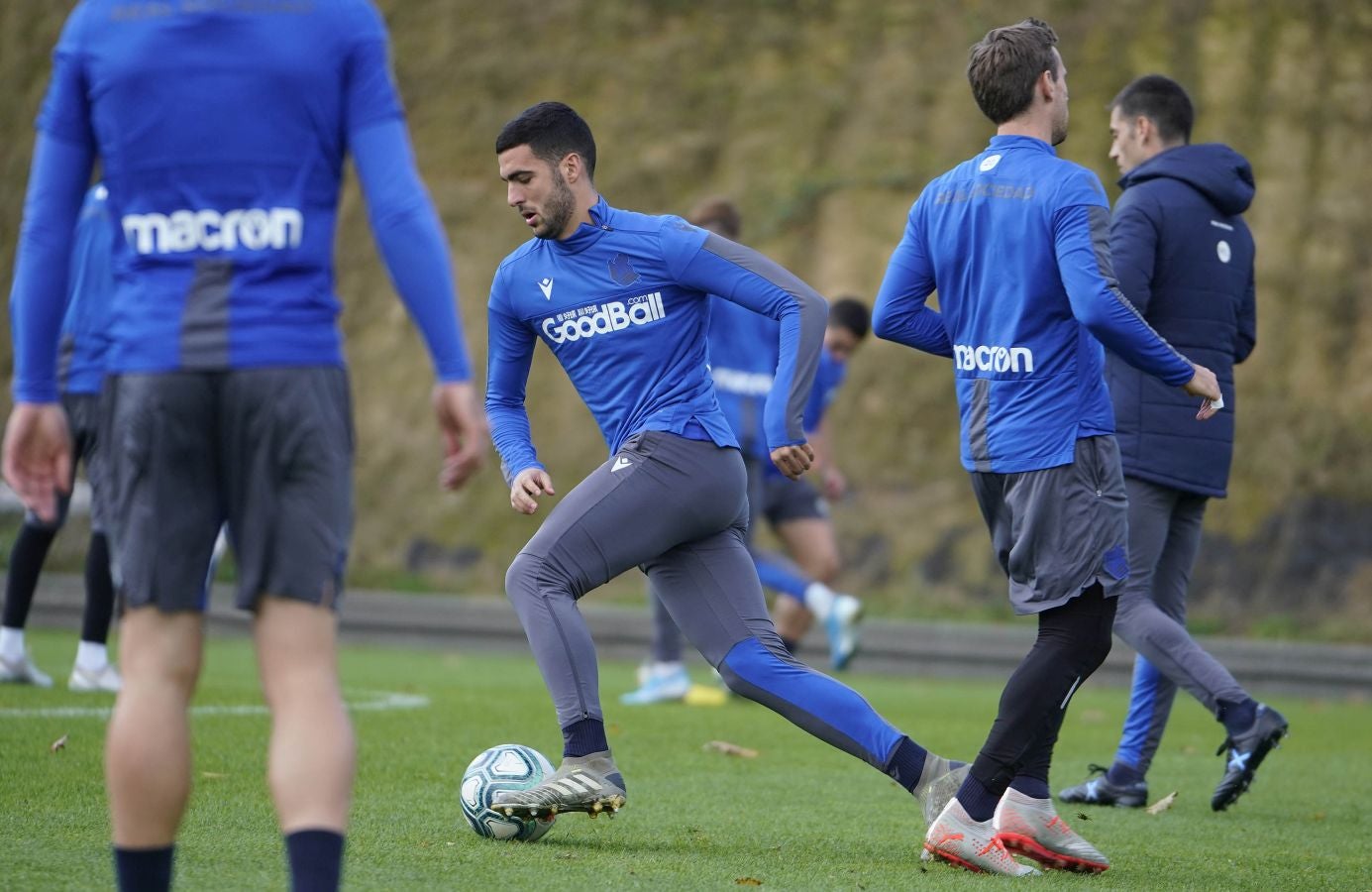 Los jugadores de la Real Sociedad se ejercitan en Zubieta horas antes de viajar a Madrid