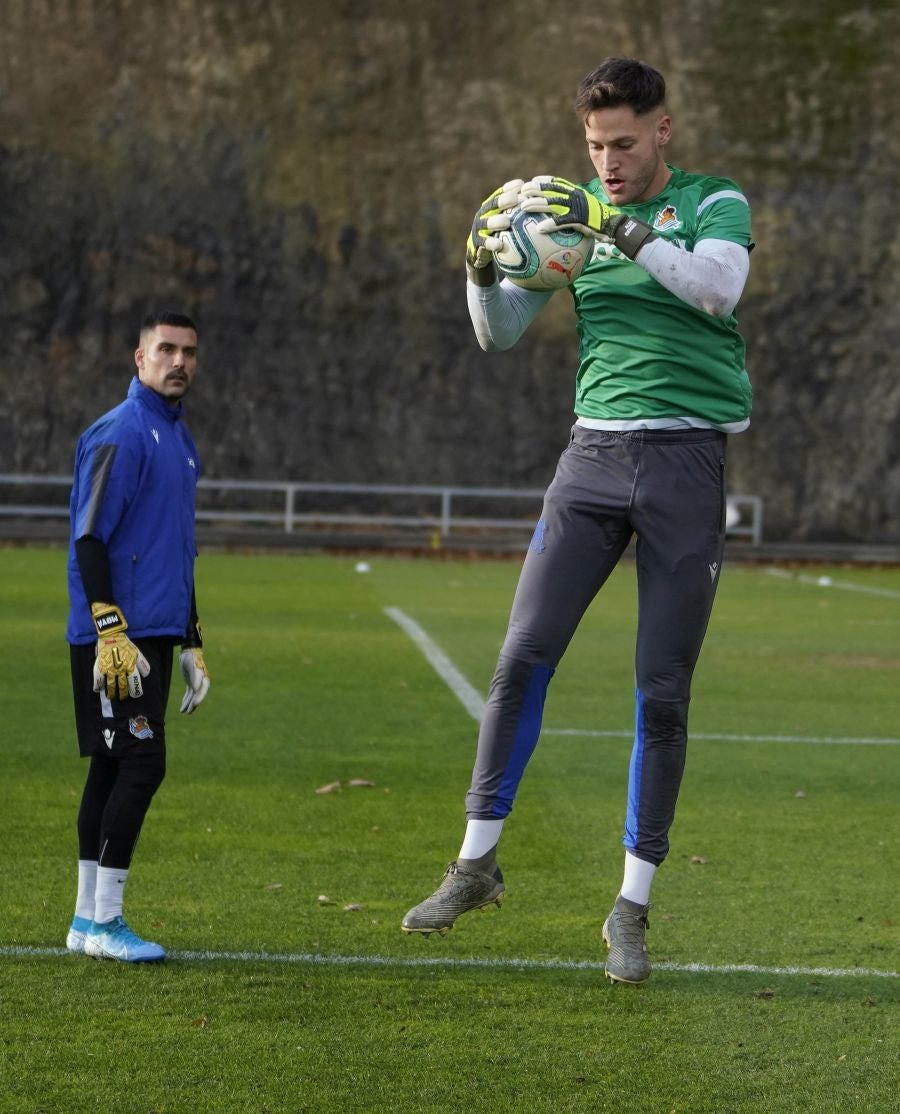 Los jugadores de la Real Sociedad se ejercitan en Zubieta horas antes de viajar a Madrid