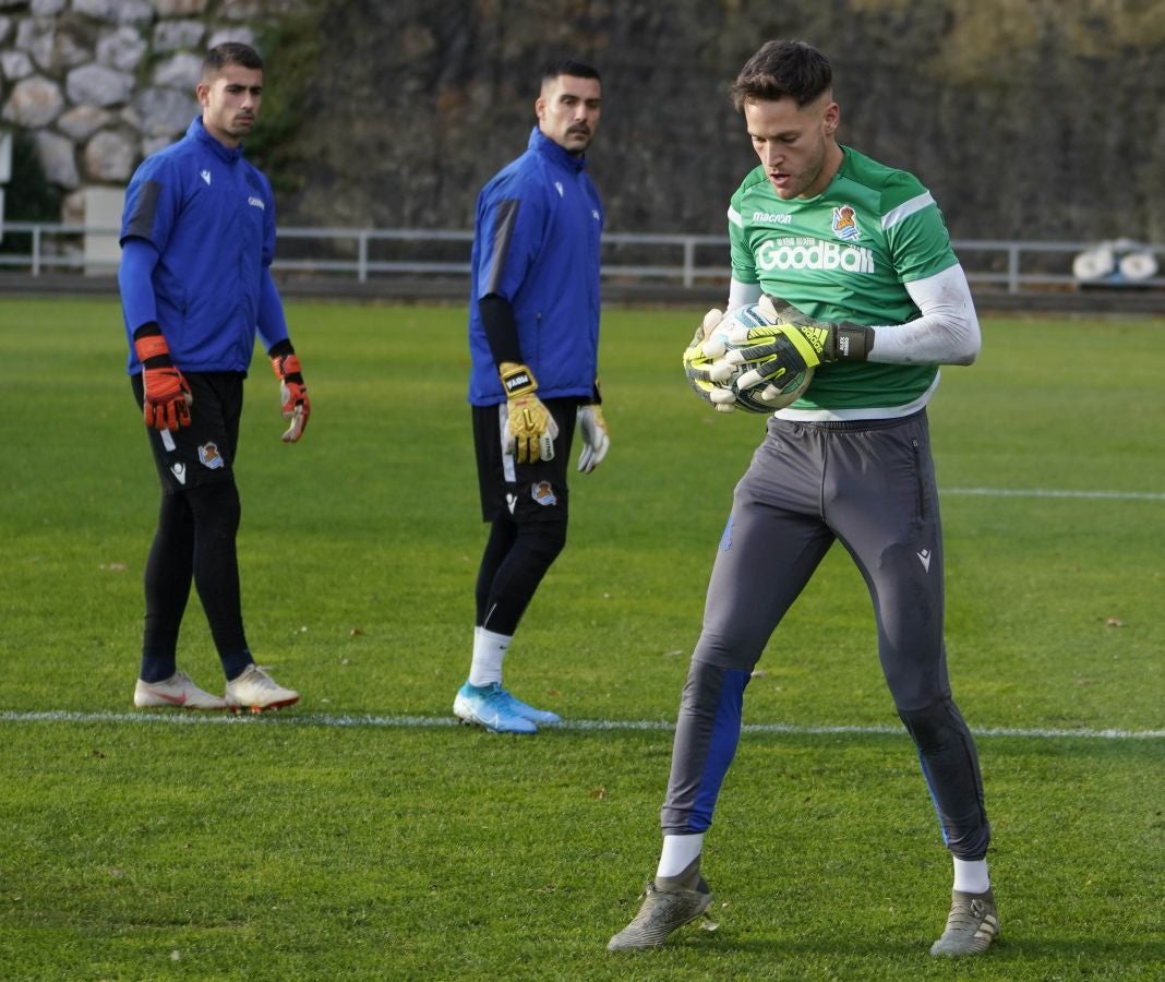 Los jugadores de la Real Sociedad se ejercitan en Zubieta horas antes de viajar a Madrid