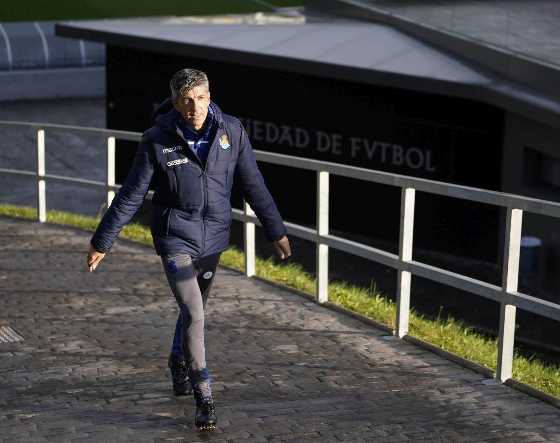 Los jugadores de la Real Sociedad se ejercitan en Zubieta horas antes de viajar a Madrid