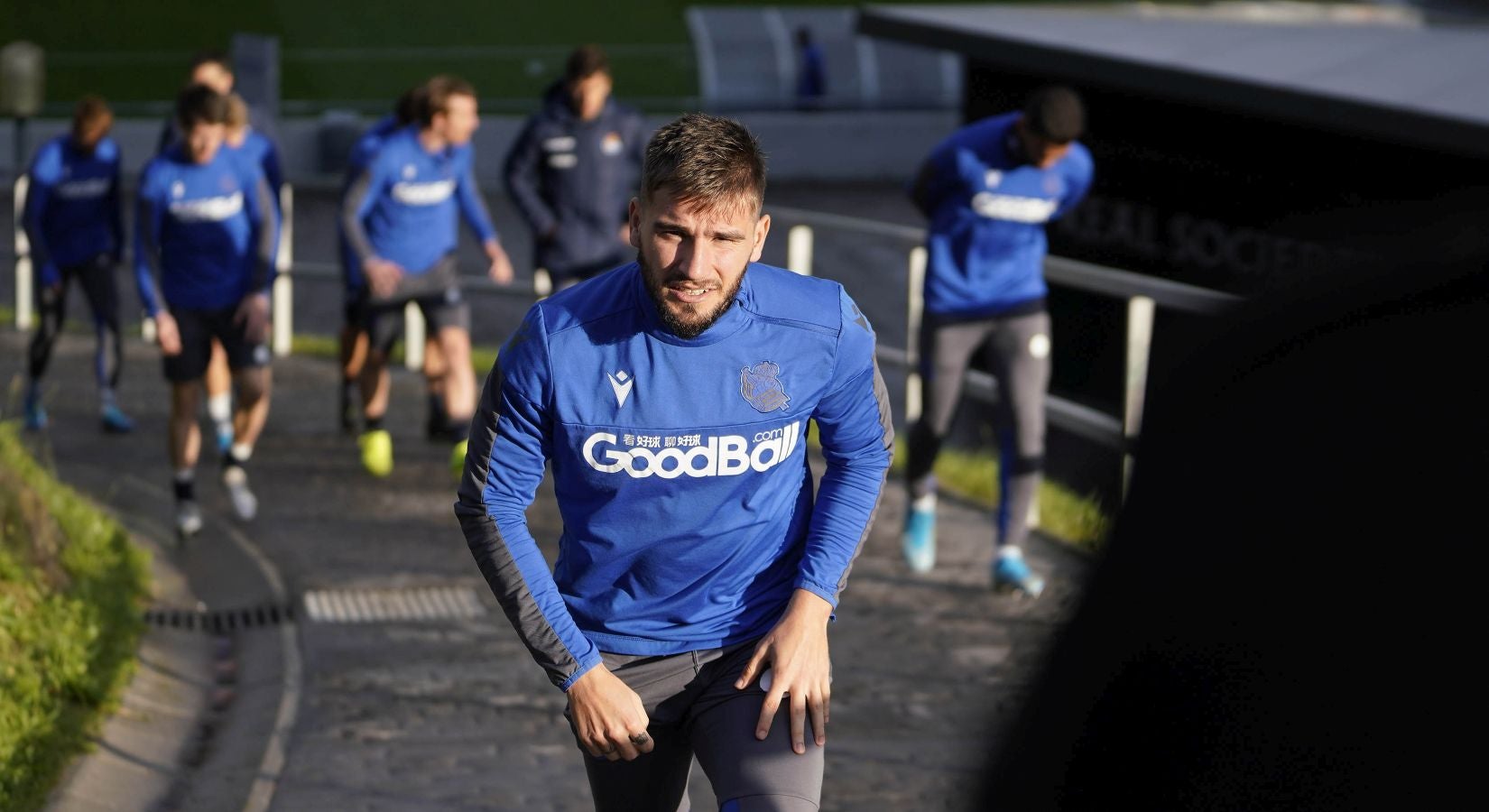 Los jugadores de la Real Sociedad se ejercitan en Zubieta horas antes de viajar a Madrid