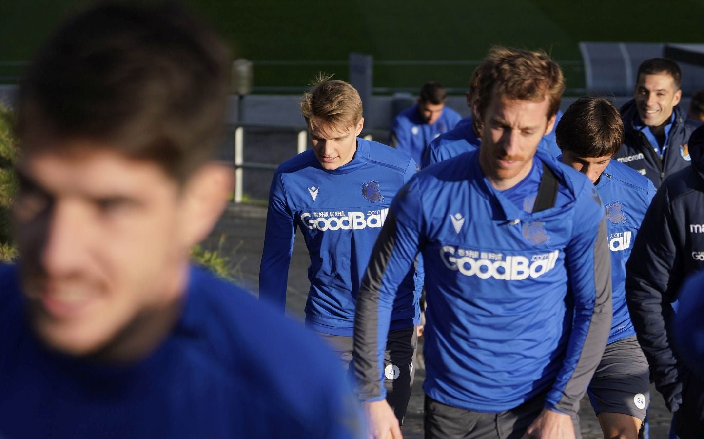 Los jugadores de la Real Sociedad se ejercitan en Zubieta horas antes de viajar a Madrid
