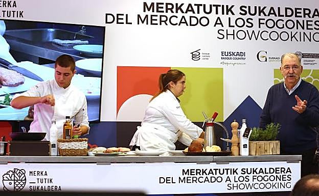 Pedro Subijana acompañó a dos cocineros del Basque Culinary Center ayer en San Martín.