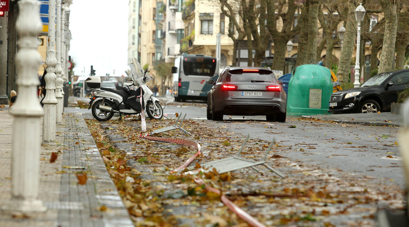 El viento ha provocado numerosos daños materiales en Gipuzkoa, especialmente en Donostia, con árboles y andamios caídos por toda la ciudad.