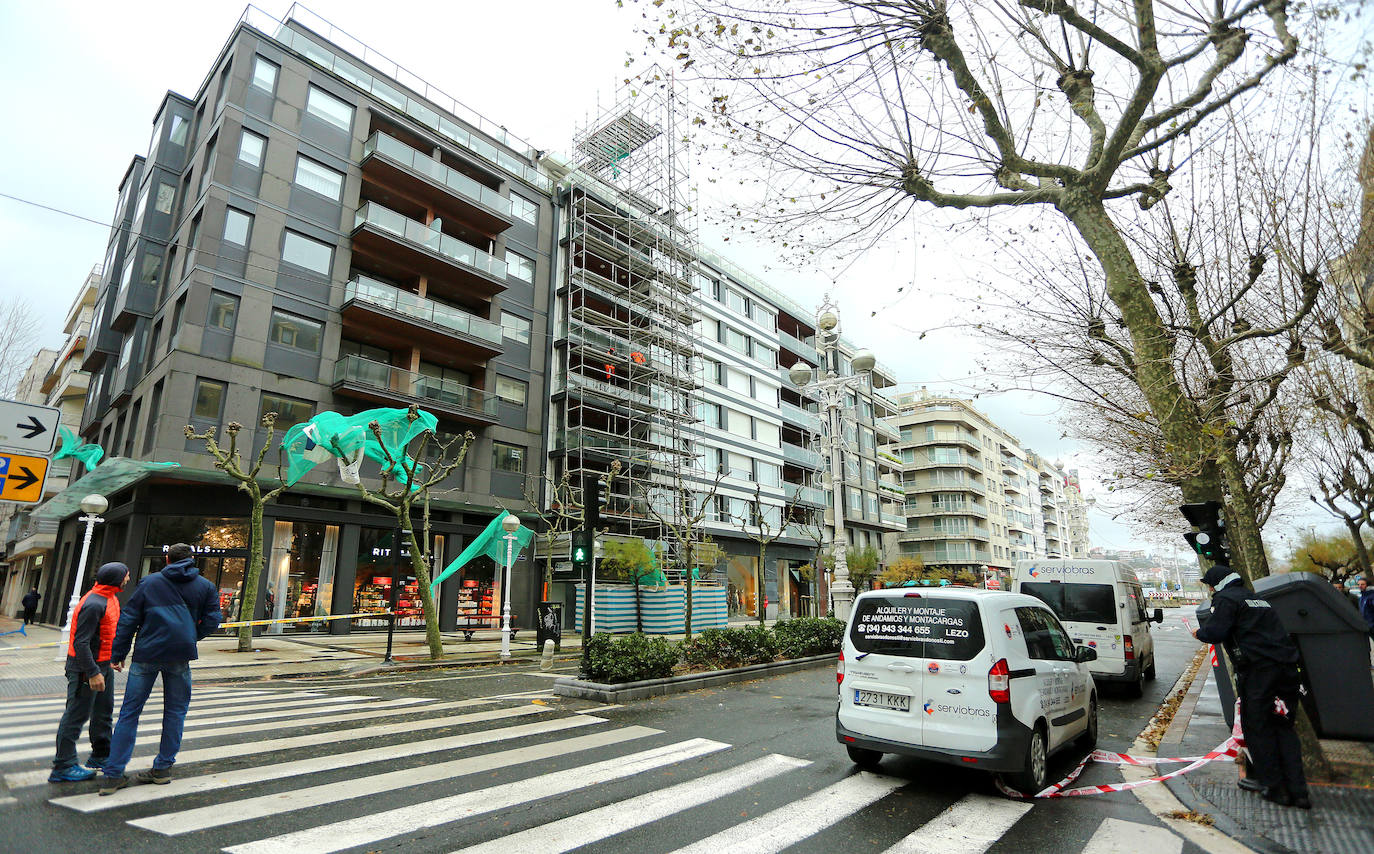 El viento ha provocado numerosos daños materiales en Gipuzkoa, especialmente en Donostia, con árboles y andamios caídos por toda la ciudad.