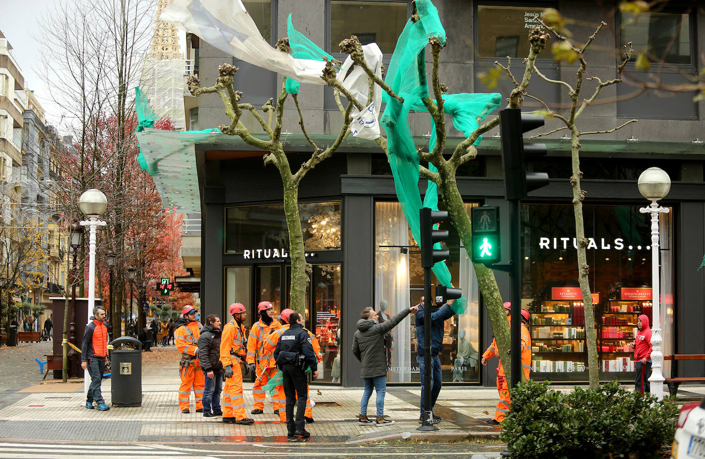 El viento ha provocado numerosos daños materiales en Gipuzkoa, especialmente en Donostia, con árboles y andamios caídos por toda la ciudad.