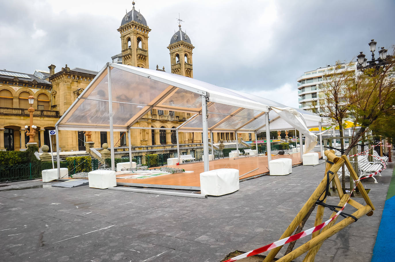 El viento ha provocado numerosos daños materiales en Gipuzkoa, especialmente en Donostia, con árboles y andamios caídos por toda la ciudad.