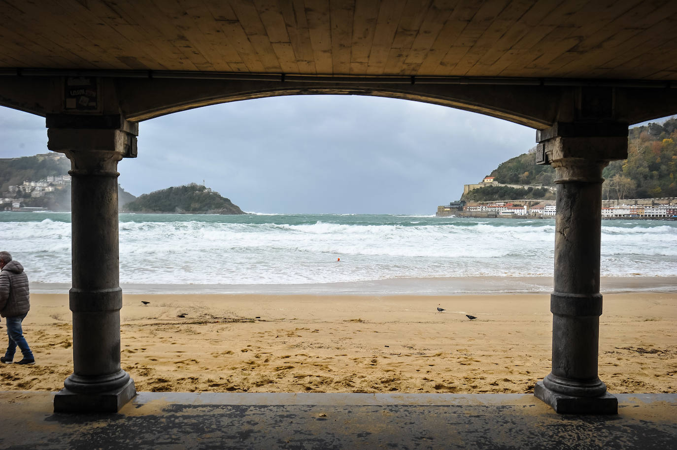 El viento ha provocado numerosos daños materiales en Gipuzkoa, especialmente en Donostia, con árboles y andamios caídos por toda la ciudad.