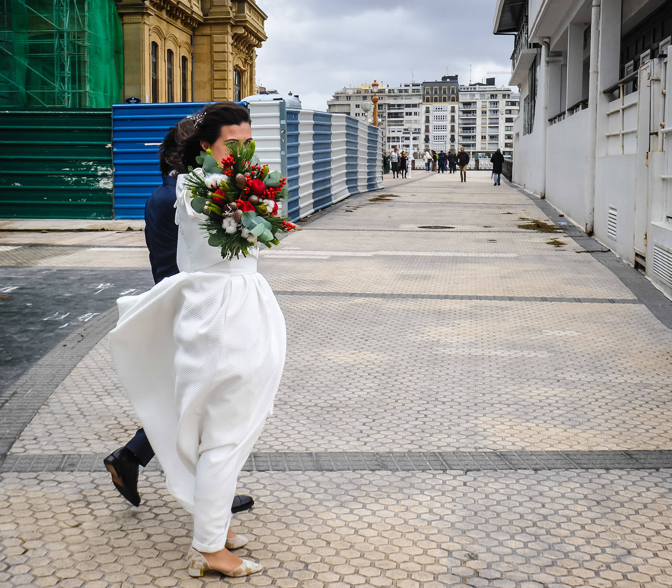 El viento ha provocado numerosos daños materiales en Gipuzkoa, especialmente en Donostia, con árboles y andamios caídos por toda la ciudad.
