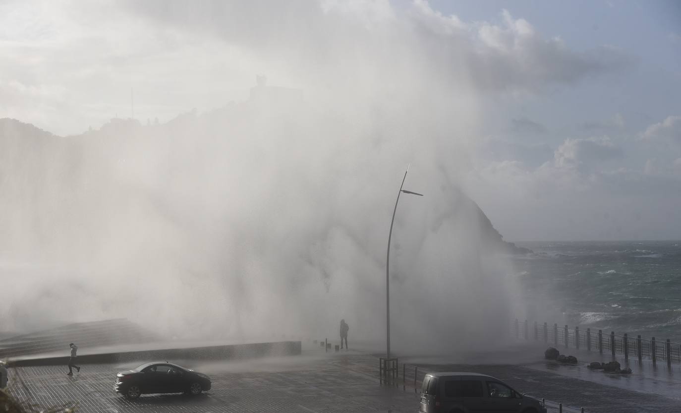 El viento ha provocado numerosos daños materiales en Gipuzkoa, especialmente en Donostia, con árboles y andamios caídos por toda la ciudad.