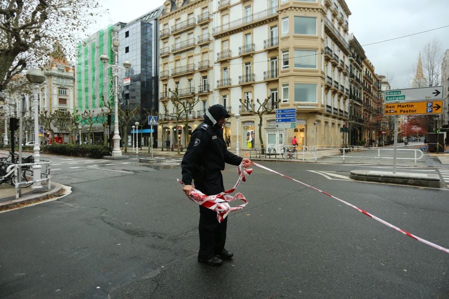 El viento ha provocado numerosos daños materiales en Gipuzkoa, especialmente en Donostia, con árboles y andamios caídos por toda la ciudad.