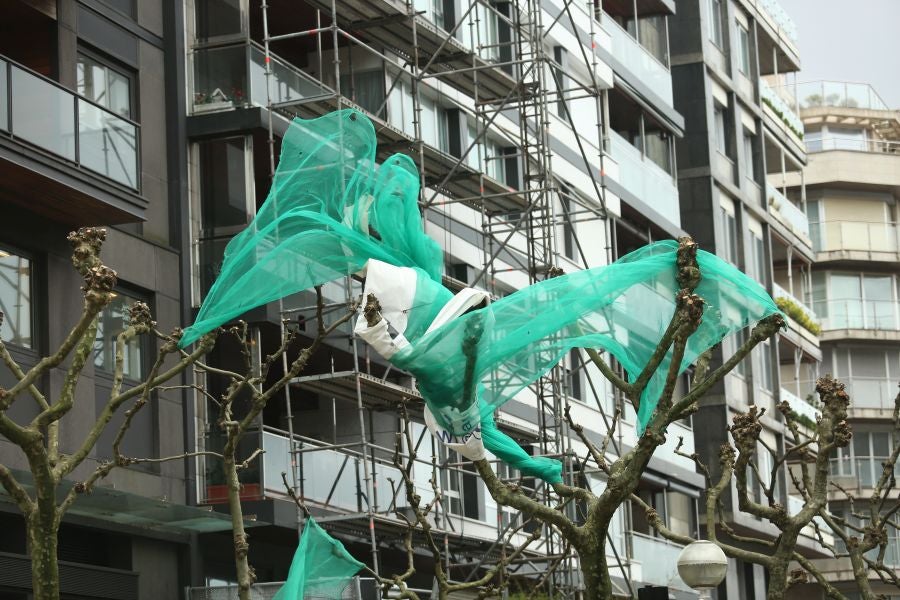El viento ha provocado numerosos daños materiales en Gipuzkoa, especialmente en Donostia, con árboles y andamios caídos por toda la ciudad.