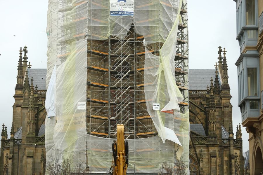El viento ha provocado numerosos daños materiales en Gipuzkoa, especialmente en Donostia, con árboles y andamios caídos por toda la ciudad.