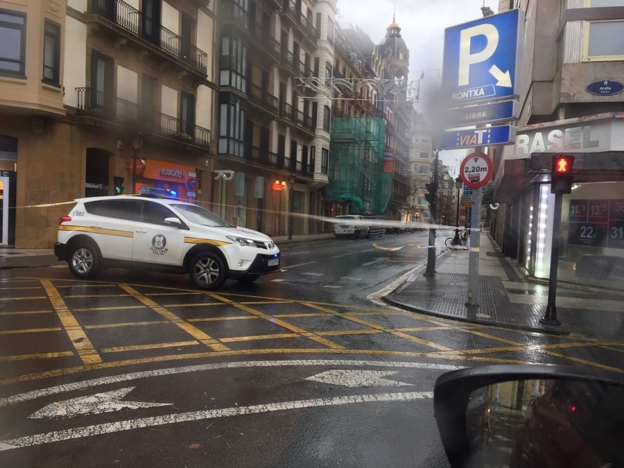 El viento ha provocado numerosos daños materiales en Gipuzkoa, especialmente en Donostia, con árboles y andamios caídos por toda la ciudad.