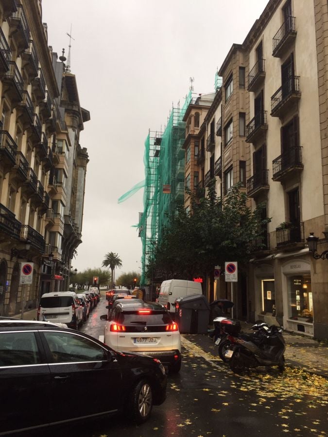 El viento ha provocado numerosos daños materiales en Gipuzkoa, especialmente en Donostia, con árboles y andamios caídos por toda la ciudad.