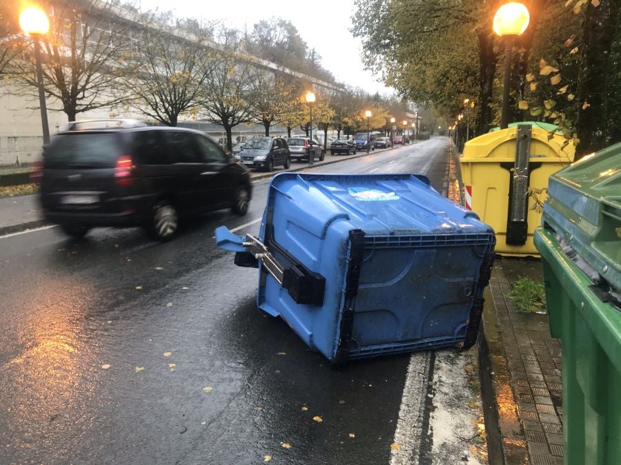 El viento ha provocado numerosos daños materiales en Gipuzkoa, especialmente en Donostia, con árboles y andamios caídos por toda la ciudad.