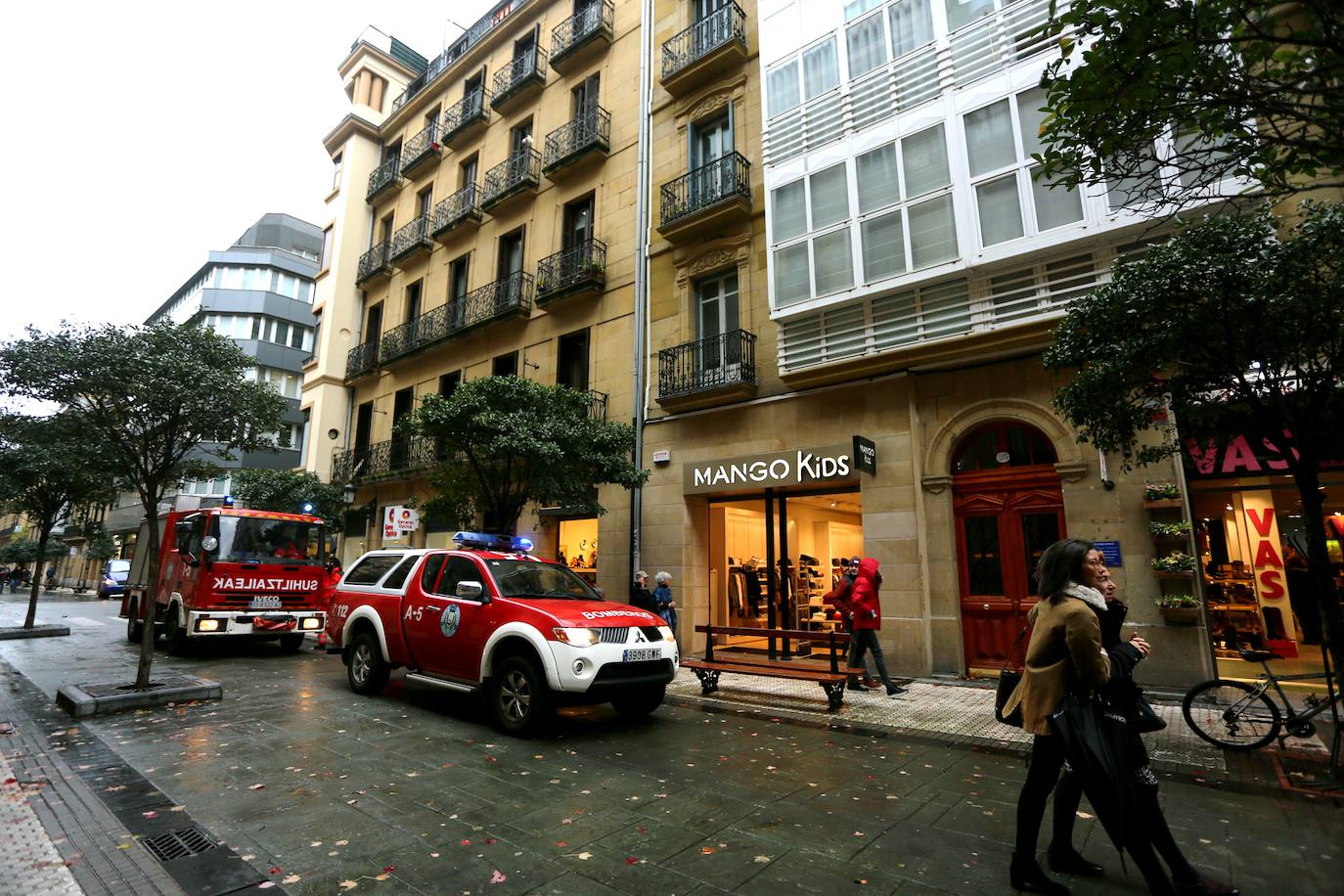 El viento ha provocado numerosos daños materiales en Gipuzkoa, especialmente en Donostia, con árboles y andamios caídos por toda la ciudad.