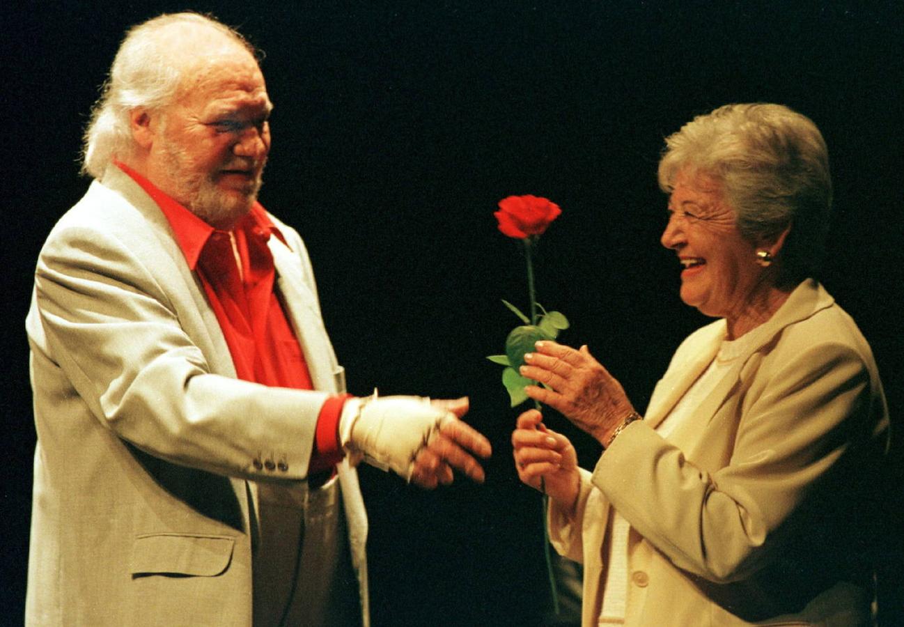 Paco Rabal obsequia con una rosa a su esposa, la actriz Asunción Balaguer, durante el recital poético 'Queridos poetas'.