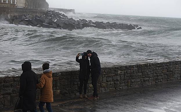 Las olas son siempre un espectáculo en Donostia. 