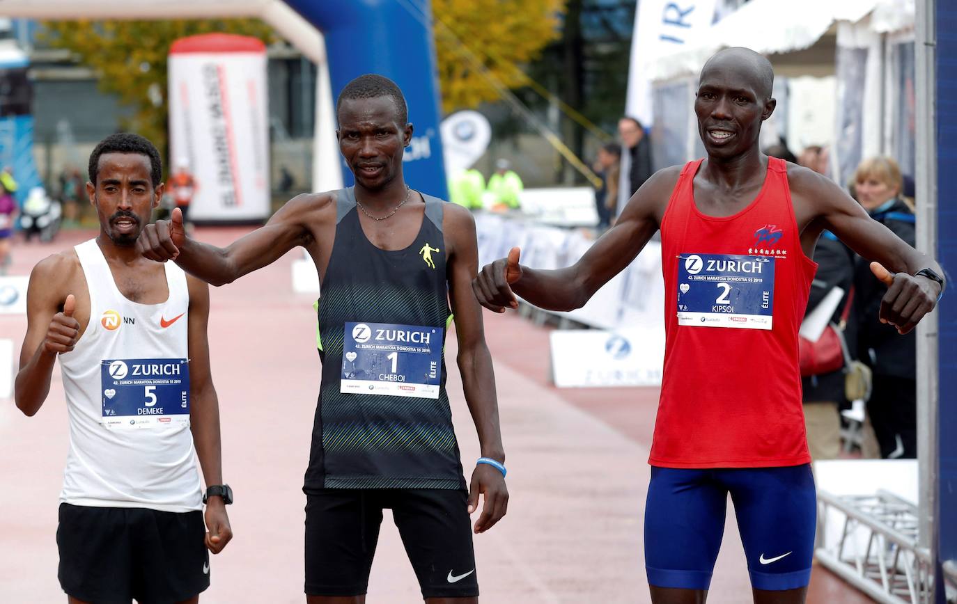 La 42 edición del maratón donostiarra ha tenido 3.076 inscritos, de los que han salido 2.664, en los 42 kilómetros, y en total con las distancias de 10 k y Medio maraton a cerca de 8.000 participantes.