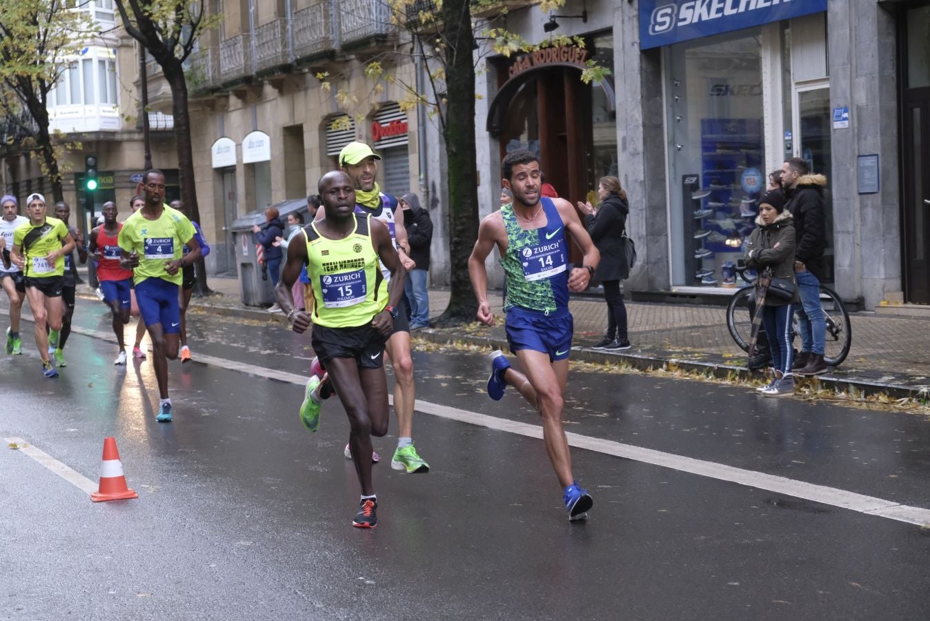 3.000 corredores han salido hoy desde Paseo de Errondo para dar las dos vueltas al recorrido y completar los 42,195 kilómetros. 