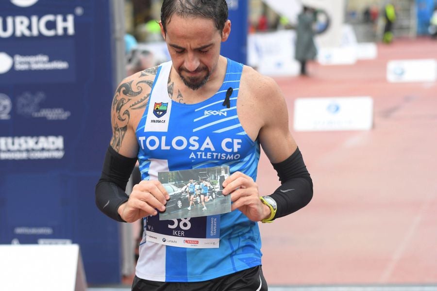 3.000 corredores han tomado salida desde el Paseo de Errondo para dar las dos vueltas al recorrido y completar los 42,195 kilómetros. 