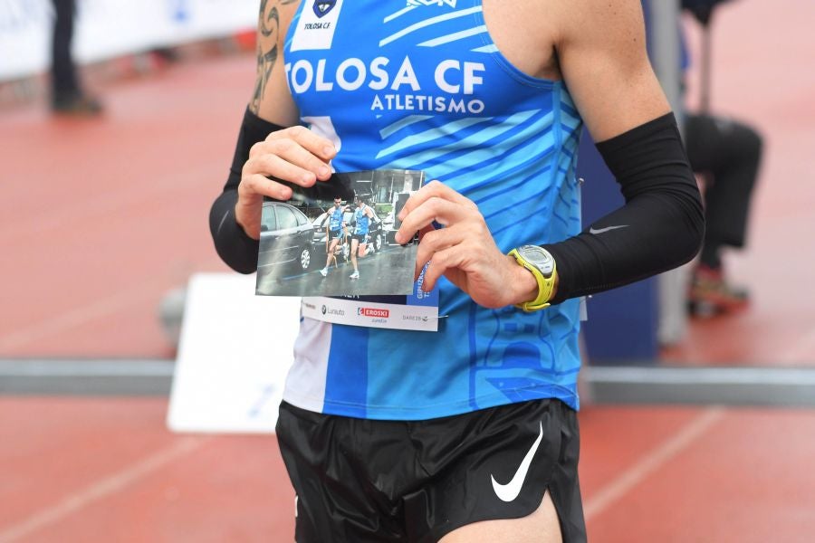 3.000 corredores han tomado salida desde el Paseo de Errondo para dar las dos vueltas al recorrido y completar los 42,195 kilómetros. 