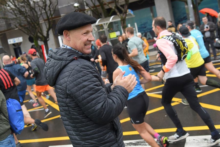 3.000 corredores han tomado salida desde el Paseo de Errondo para dar las dos vueltas al recorrido y completar los 42,195 kilómetros. 