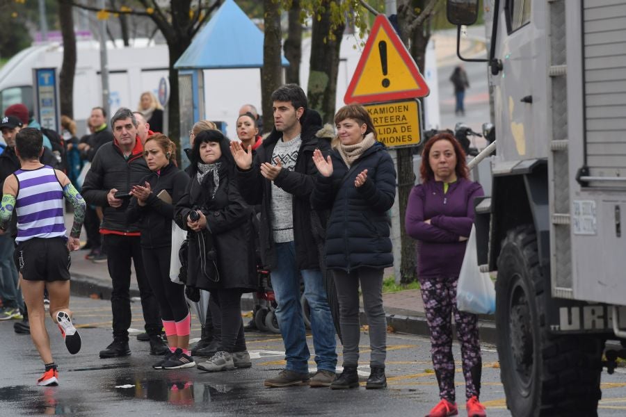 3.000 corredores han tomado salida desde el Paseo de Errondo para dar las dos vueltas al recorrido y completar los 42,195 kilómetros. 