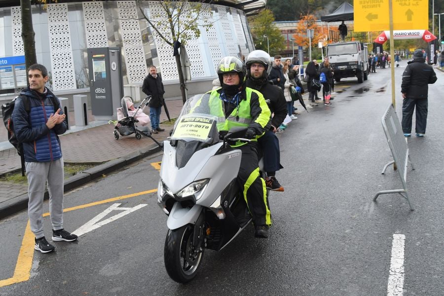 3.000 corredores han tomado salida desde el Paseo de Errondo para dar las dos vueltas al recorrido y completar los 42,195 kilómetros. 