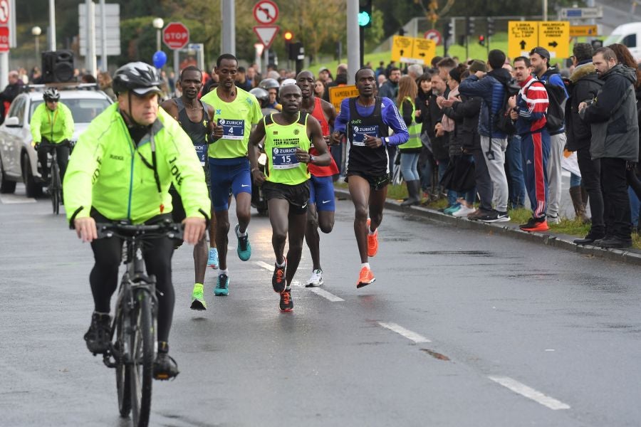 3.000 corredores han tomado salida desde el Paseo de Errondo para dar las dos vueltas al recorrido y completar los 42,195 kilómetros. 