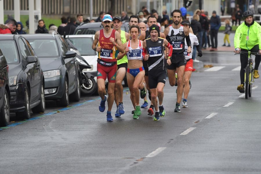 3.000 corredores han tomado salida desde el Paseo de Errondo para dar las dos vueltas al recorrido y completar los 42,195 kilómetros. 