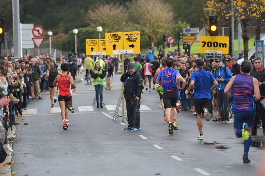 3.000 corredores han tomado salida desde el Paseo de Errondo para dar las dos vueltas al recorrido y completar los 42,195 kilómetros. 