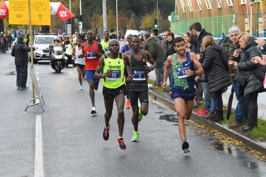 3.000 corredores han tomado salida desde el Paseo de Errondo para dar las dos vueltas al recorrido y completar los 42,195 kilómetros. 