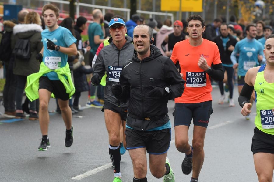 3.000 corredores han tomado salida desde el Paseo de Errondo para dar las dos vueltas al recorrido y completar los 42,195 kilómetros. 