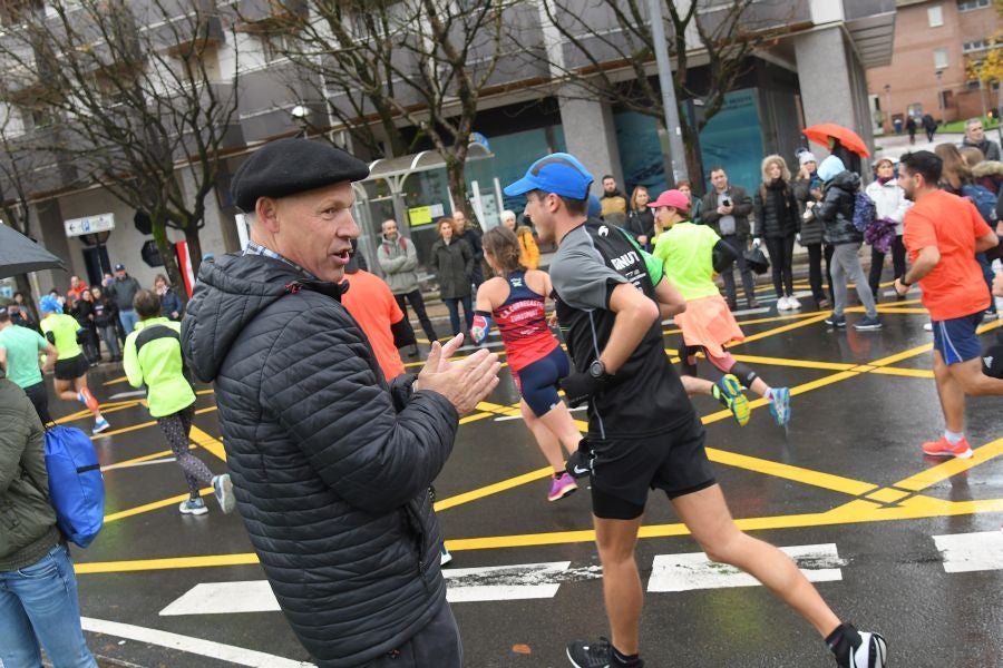 3.000 corredores han tomado salida desde el Paseo de Errondo para dar las dos vueltas al recorrido y completar los 42,195 kilómetros. 