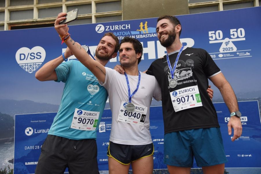 3.000 corredores han tomado salida desde el Paseo de Errondo para dar las dos vueltas al recorrido y completar los 42,195 kilómetros. 