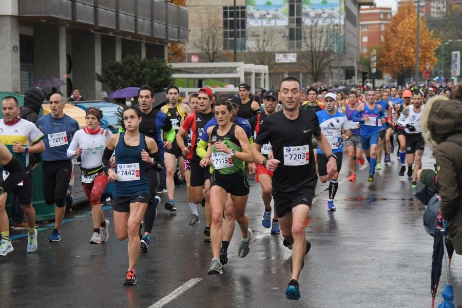 3.000 corredores han tomado salida desde el Paseo de Errondo para dar las dos vueltas al recorrido y completar los 42,195 kilómetros. 