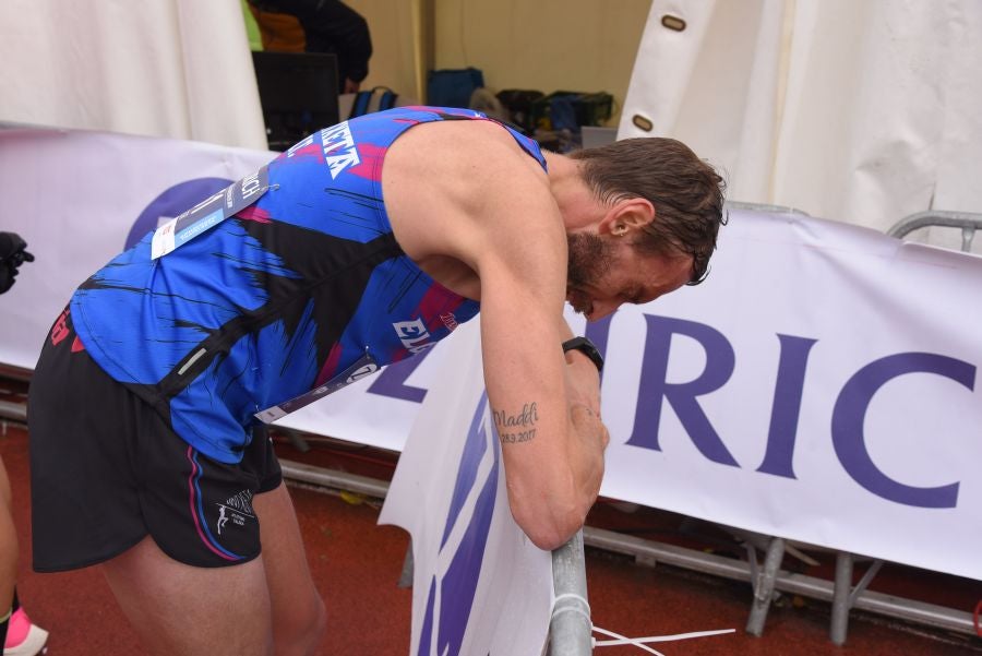 3.000 corredores han tomado salida desde el Paseo de Errondo para dar las dos vueltas al recorrido y completar los 42,195 kilómetros. 