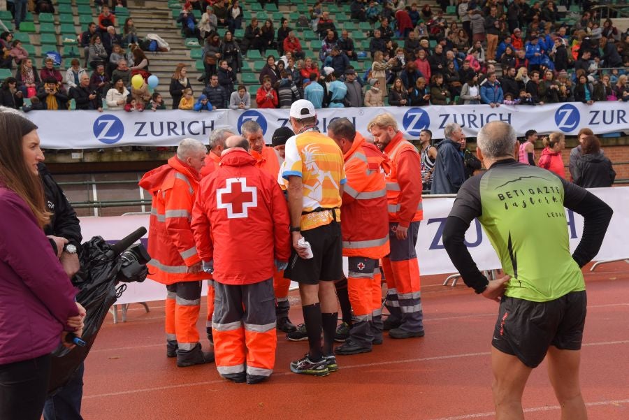 3.000 corredores han tomado salida desde el Paseo de Errondo para dar las dos vueltas al recorrido y completar los 42,195 kilómetros. 