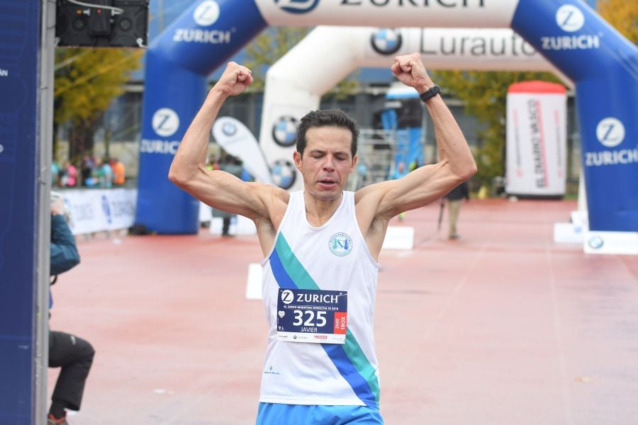 3.000 corredores han tomado salida desde el Paseo de Errondo para dar las dos vueltas al recorrido y completar los 42,195 kilómetros. 