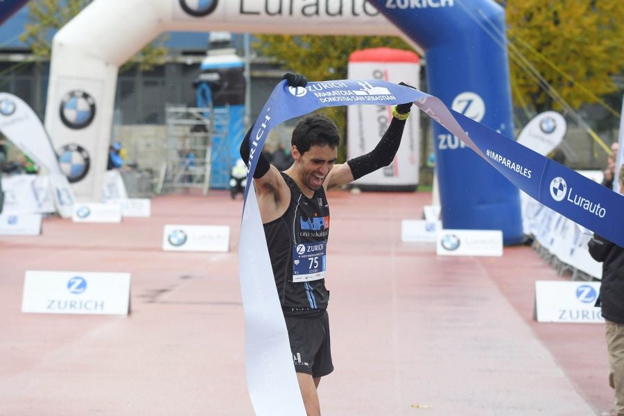 3.000 corredores han tomado salida desde el Paseo de Errondo para dar las dos vueltas al recorrido y completar los 42,195 kilómetros. 