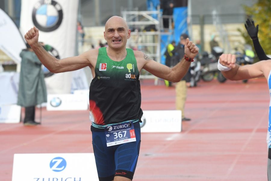 3.000 corredores han tomado salida desde el Paseo de Errondo para dar las dos vueltas al recorrido y completar los 42,195 kilómetros. 