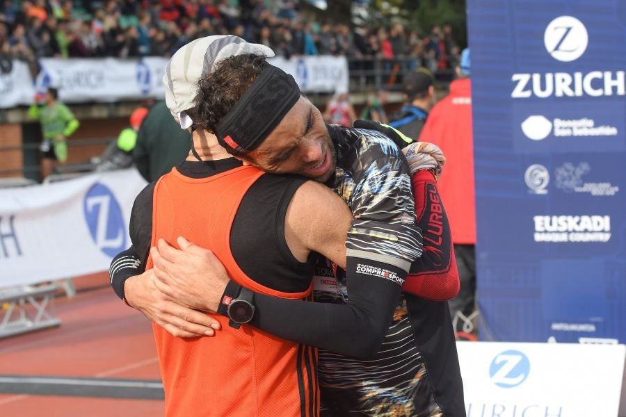 3.000 corredores han tomado salida desde el Paseo de Errondo para dar las dos vueltas al recorrido y completar los 42,195 kilómetros. 