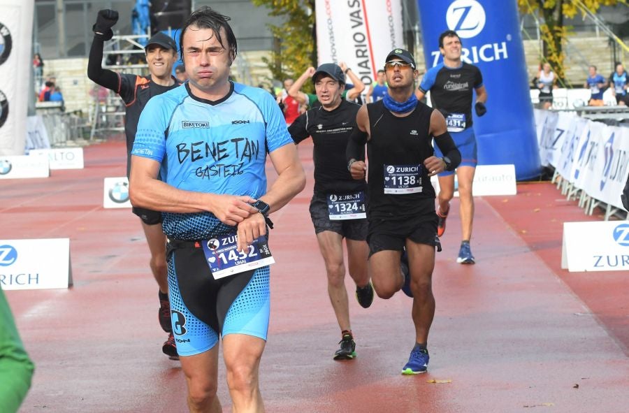 3.000 corredores han tomado salida desde el Paseo de Errondo para dar las dos vueltas al recorrido y completar los 42,195 kilómetros. 