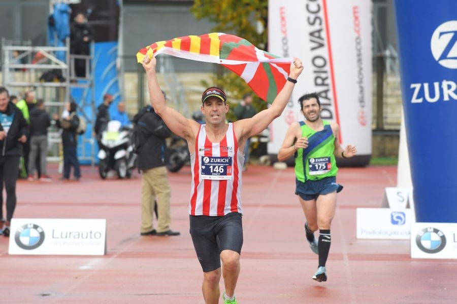 3.000 corredores han tomado salida desde el Paseo de Errondo para dar las dos vueltas al recorrido y completar los 42,195 kilómetros. 