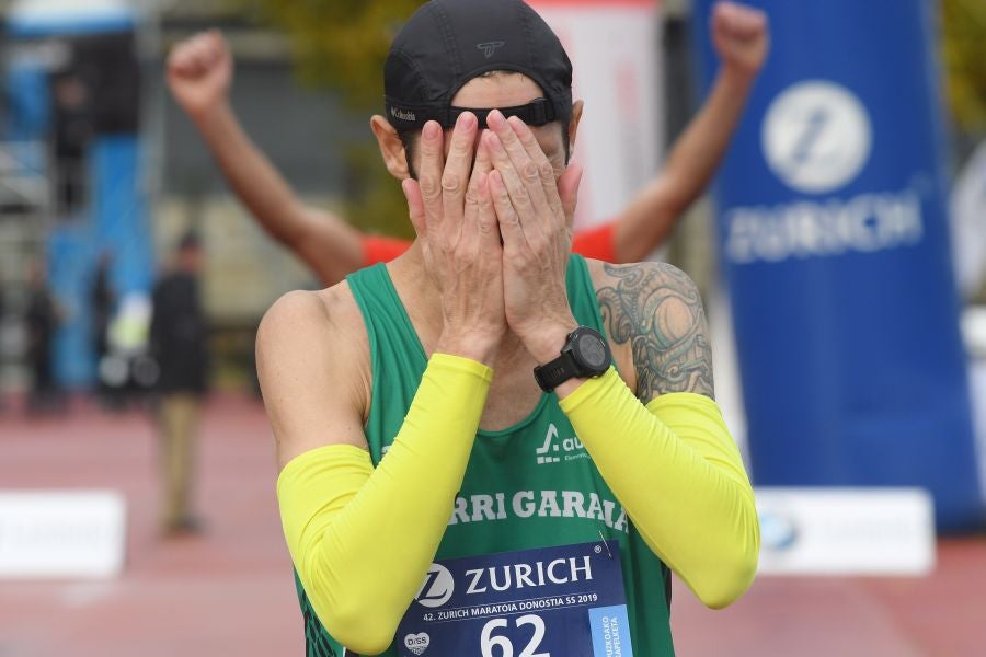 3.000 corredores han tomado salida desde el Paseo de Errondo para dar las dos vueltas al recorrido y completar los 42,195 kilómetros. 